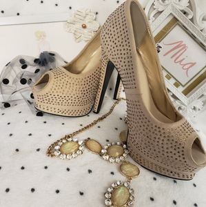 NEW BEAUTIFUL LOVE THESE SHOES